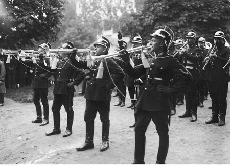 Orkiestra Policji Pastwowej podczas defilady, 1925 r.